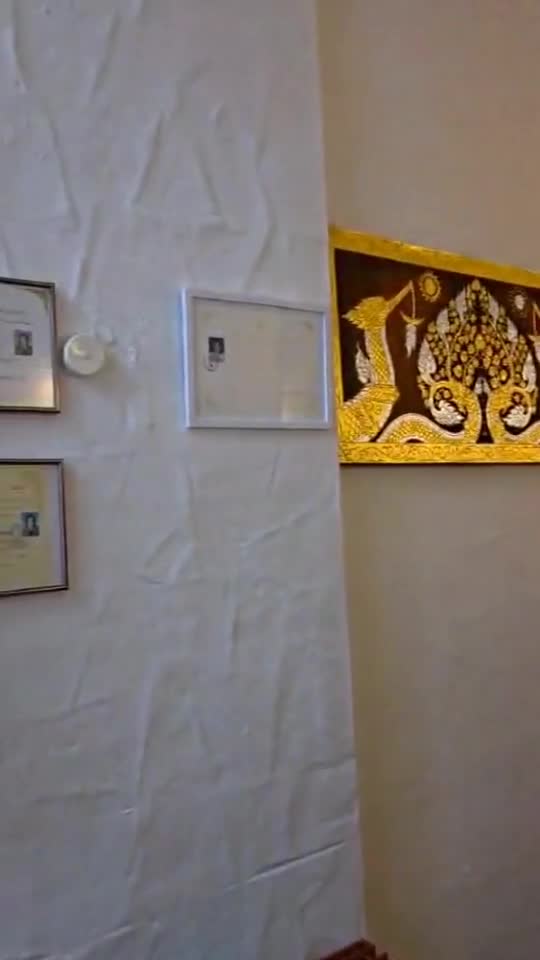 Goldene Wanddekoration im YADA Studio